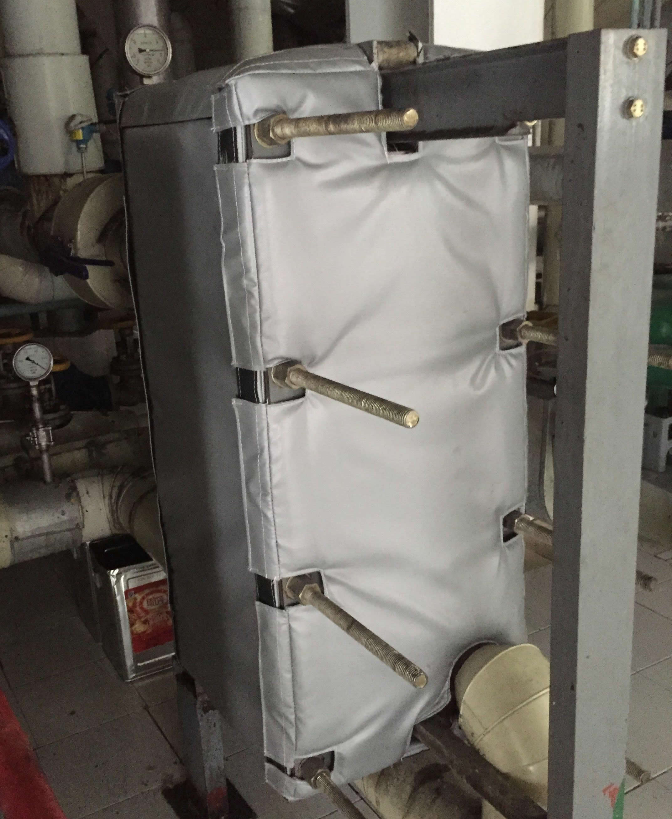 板式<a href=http://m.i-taste.cn/e/tags/?tagname=%E6%8D%A2%E7%83%AD%E5%99%A8%E4%BF%9D%E6%B8%A9 target=_blank class=infotextkey>換熱器保溫</a>套